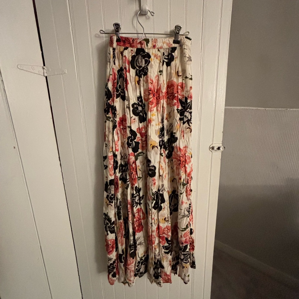 Super cute floral maxi skirt with side slit and elastic waist. No zipper